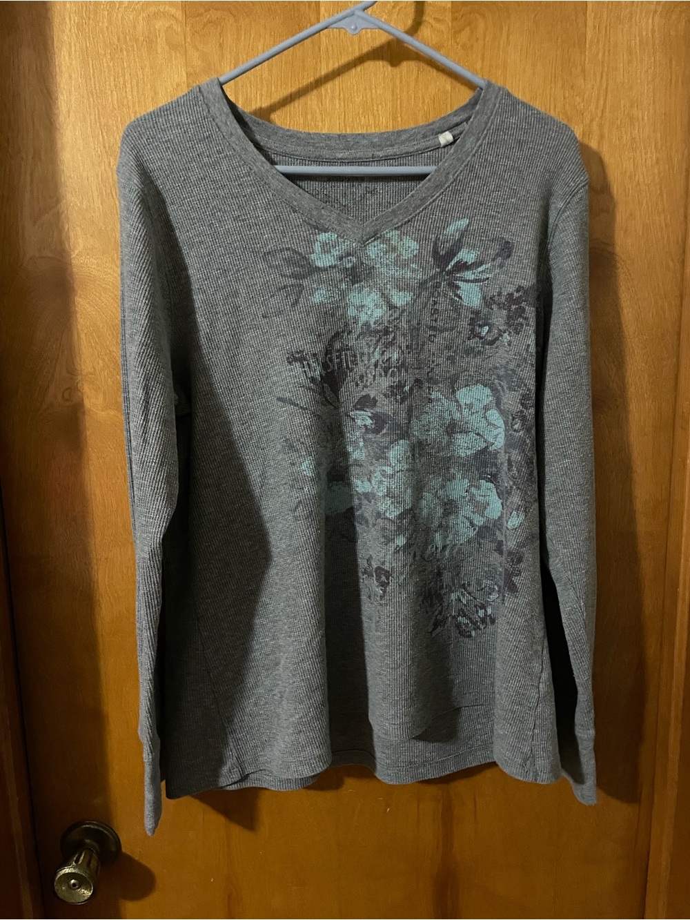 Source Unknown Gray V-Neck Long Sleeve Top with Teal Floral Print